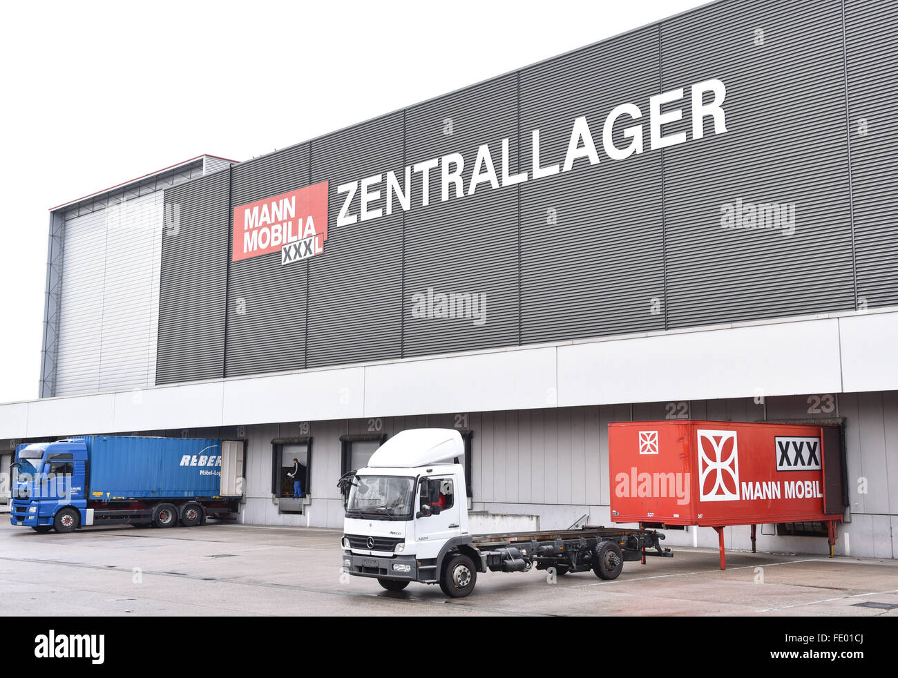 Les camions sont stationnés devant l'entrepôt central de le magasin de meubles 'Mann Mobilia' à Mannheim, Allemagne, 03 février 2016. Les employés de l'un des magasins de meubles Mobilia Mann protestent contre leur licenciement soudain. Photo : UWE ANSPACH/dpa Banque D'Images