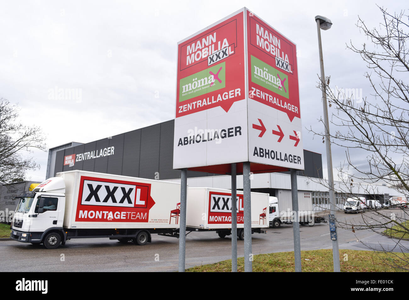 Un camion quitte l'entrepôt central de le magasin de meubles 'Mann Mobilia' à Mannheim, Allemagne, 03 février 2016. Les employés de l'un des magasins de meubles Mobilia Mann protestent contre leur licenciement soudain. Photo : UWE ANSPACH/dpa Banque D'Images