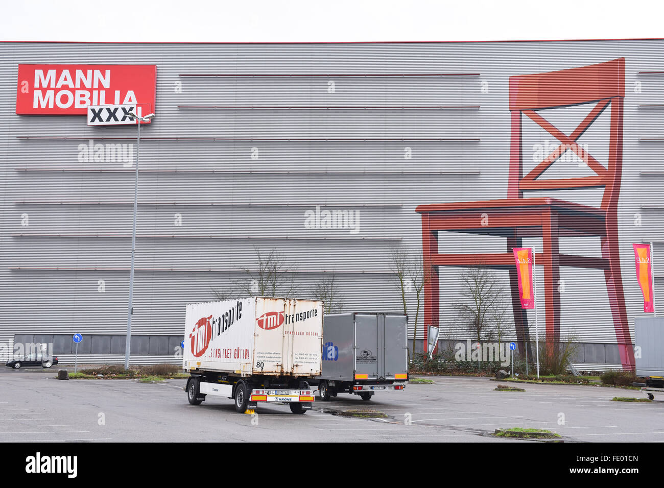 Une vue de l'entrepôt central de le magasin de meubles 'Mann Mobilia' à Mannheim, Allemagne, 03 février 2016. Les employés de l'un des magasins de meubles Mobilia Mann protestent contre leur licenciement soudain. Photo : UWE ANSPACH/dpa Banque D'Images