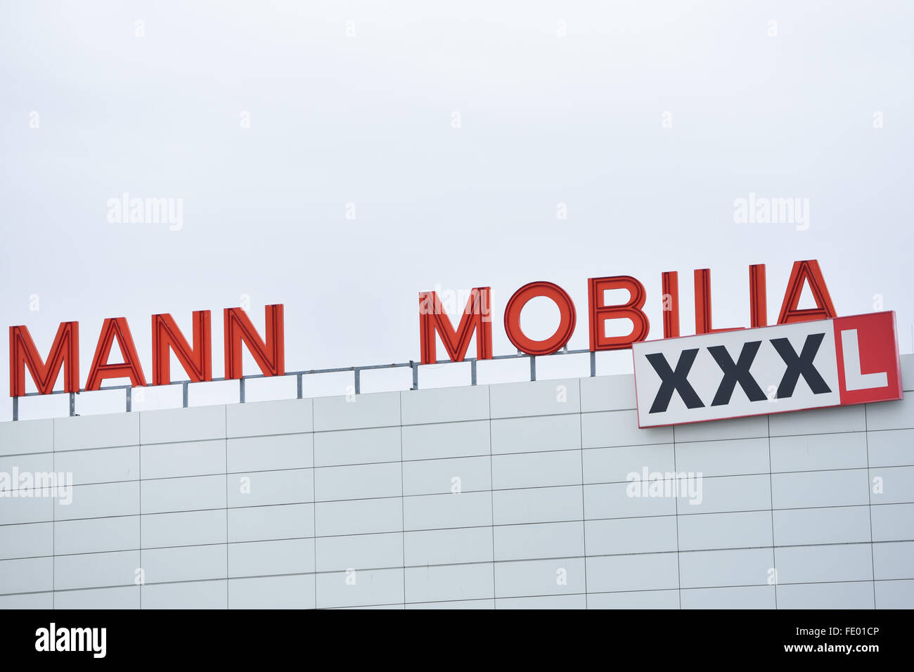 'Mann Mobilia XXXL" peut être vu sur l'un des magasins de meubles de 'Mann Mobilia' à Mannheim, Allemagne, 03 février 2016. Les employés de l'un des magasins de meubles Mobilia Mann protestent contre leur licenciement soudain. Photo : UWE ANSPACH/dpa Banque D'Images