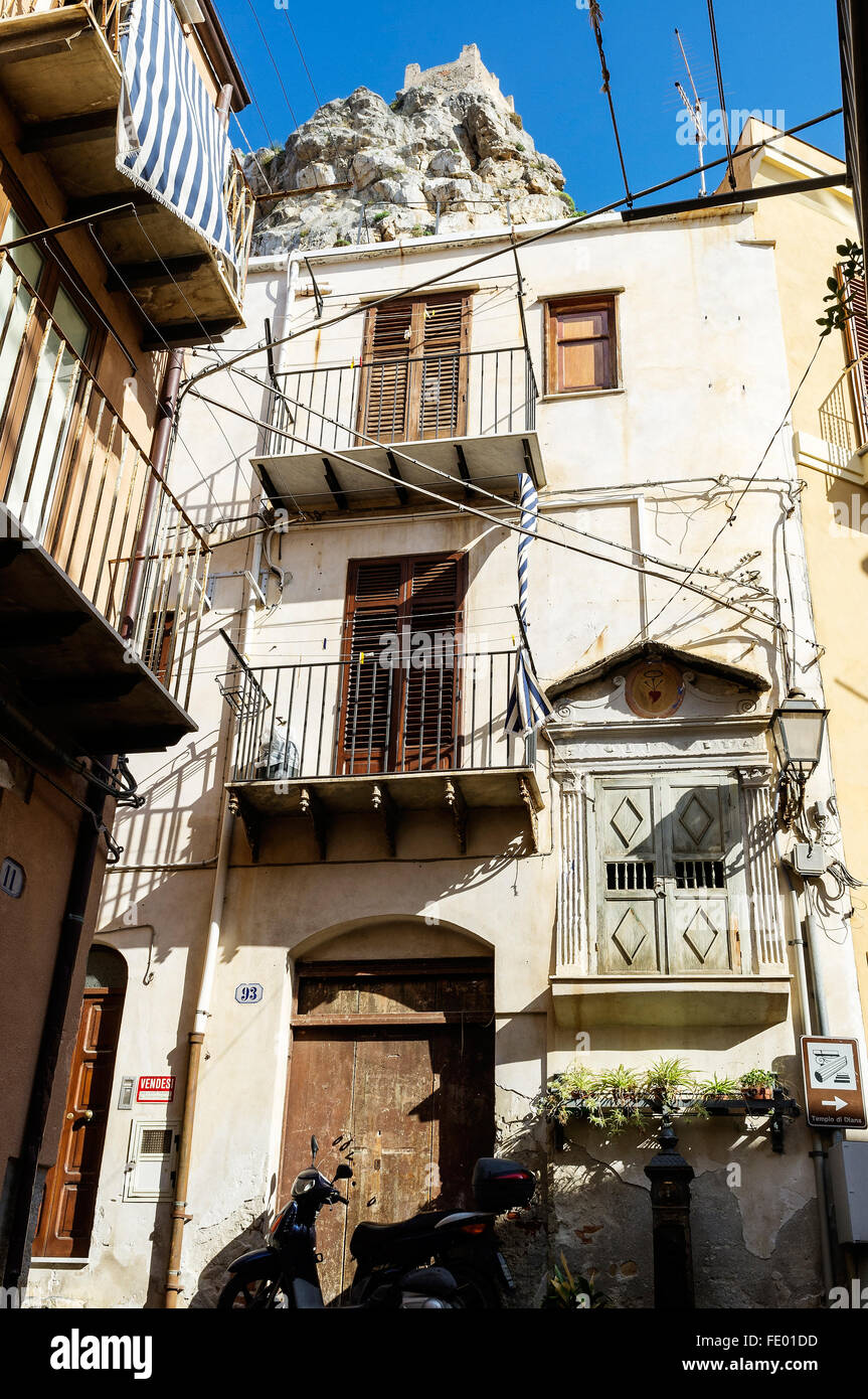 Maison de ville dans le quartier résidentiel de la ville de Cefalù et commune de la Province de Palerme, Sicile, Italie Banque D'Images