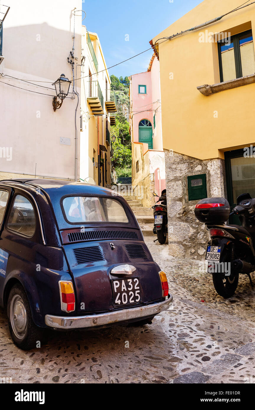 Fiat 500 moto vintage et garé dans Cefalu ville italienne de la Province de Palerme, Sicile, Italie Banque D'Images