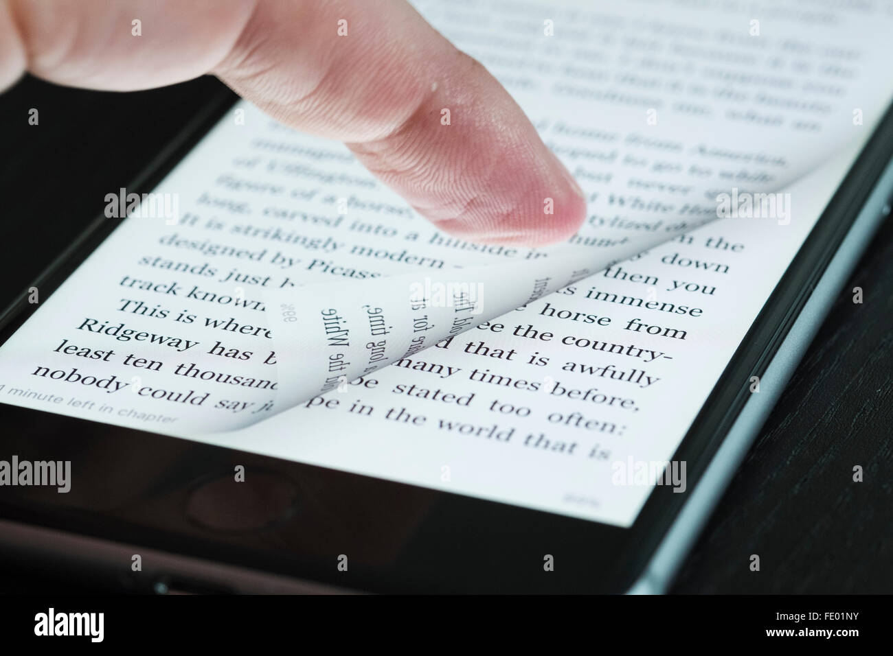 Tourner la page de l'ebook avec le doigt sur un iPhone 6 plus smart phone Banque D'Images