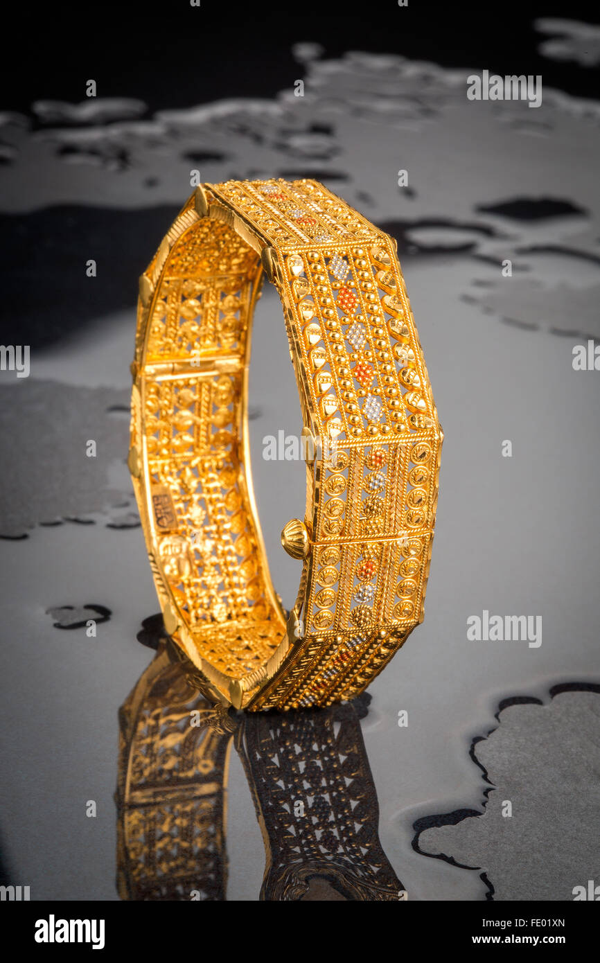 Or, bijoux bracelet en or Bijoux design contemporains indiens, bijoux en or, bijoux en or sur l'affichage, la mode Banque D'Images