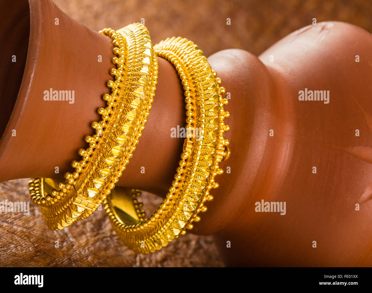 Or les bijoux en or, des bracelets, bijoux, design contemporain indien  bijoux en or, bijoux en or, bijoux de mode d'affichage sur Photo Stock -  Alamy