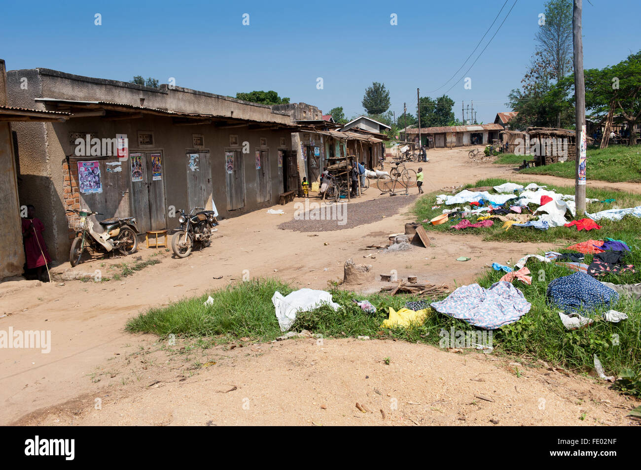 Scène de village typique en Ouganda, avec lave-séchage sur les buissons. Banque D'Images