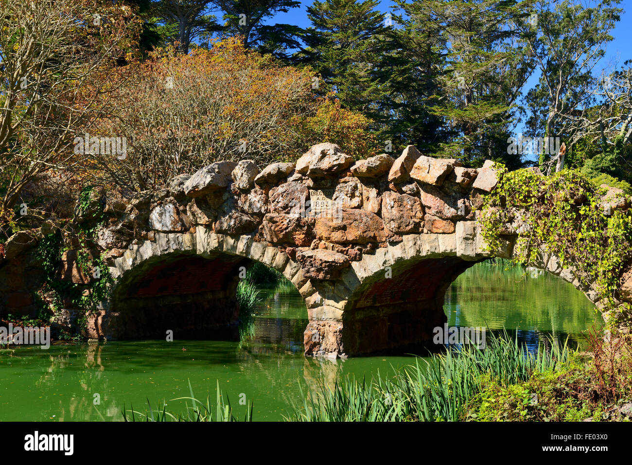 Pont de pierre sur Stow Lake dans le Golden Gate Park, San Francisco, California, USA Banque D'Images