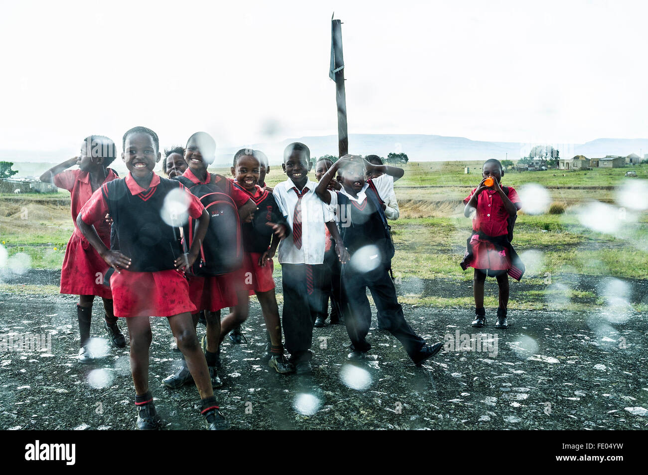 Les enfants de l'école près de l'Isandlwana, Kwa Zulu Natal, Afrique du Sud kwa-Zulu Natal, Afrique du Sud Banque D'Images