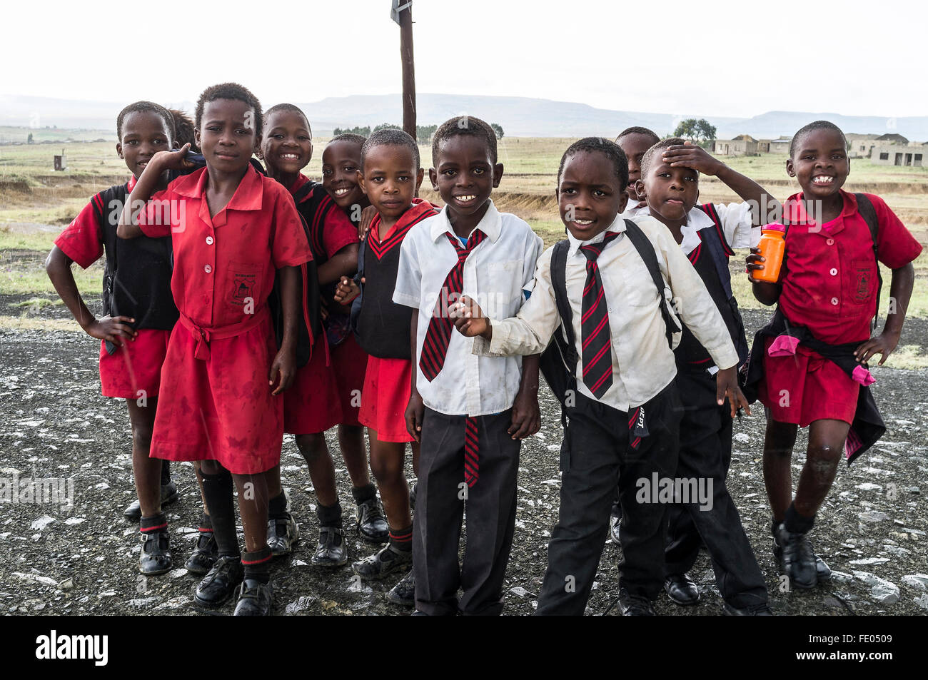 Les enfants de l'école près de l'Isandlwana, Kwa Zulu Natal, Afrique du Sud kwa-Zulu Natal, Afrique du Sud Banque D'Images