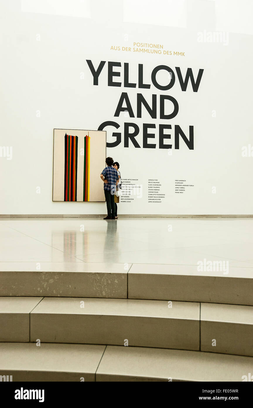 Jeune couple de discuter d'art à Francfort, le Musée d'Art Moderne Banque D'Images