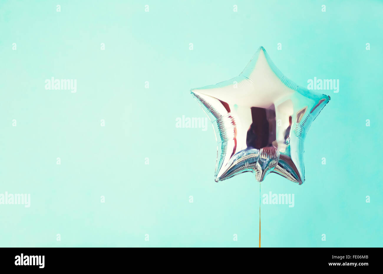 Ballon étoile de succès sur fond coloré. Banque D'Images