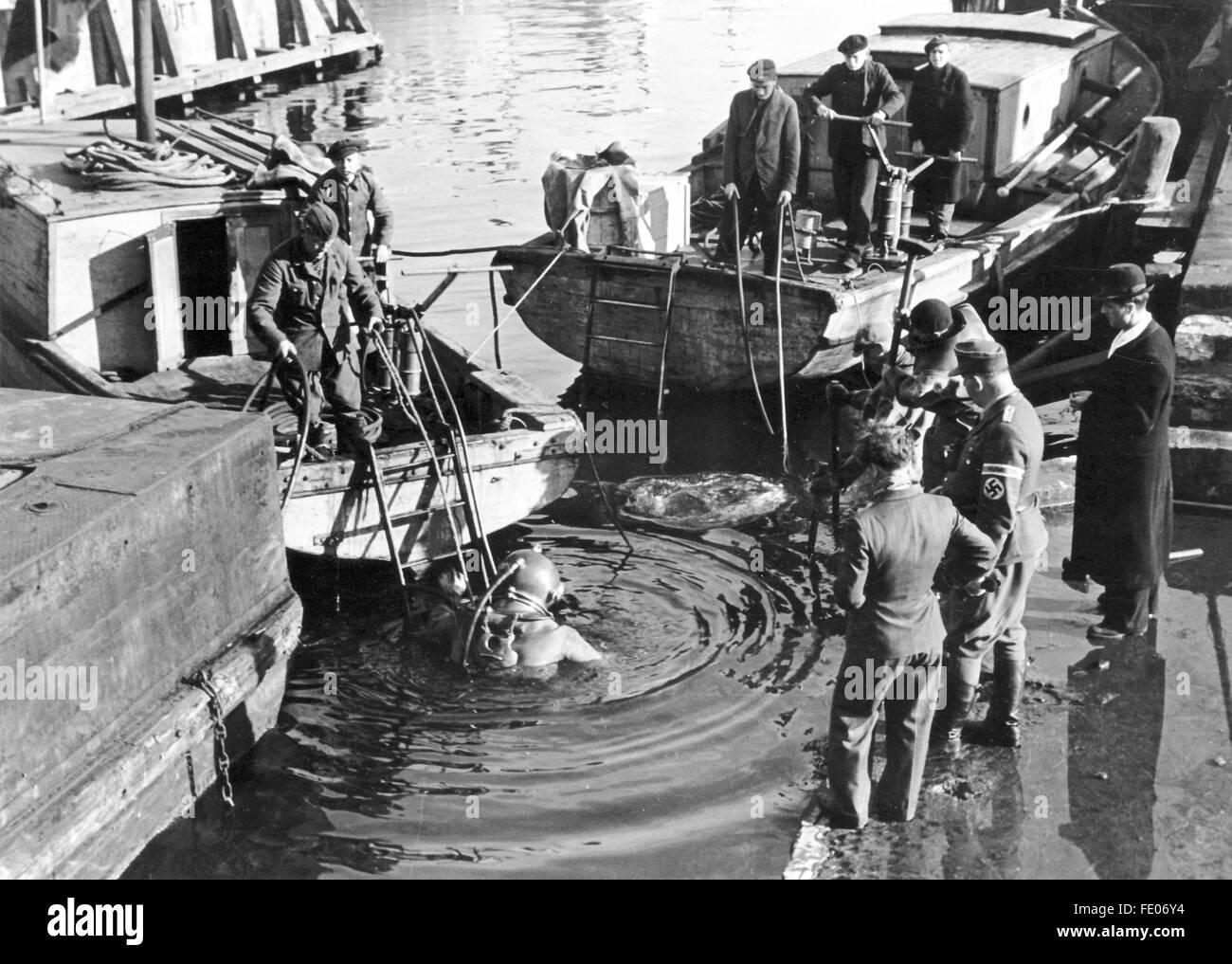 La photo de propagande nazie montre la récupération d'un navire par l'organisation Todt - ici une opération de plongée pour évaluer la situation du navire coulé et pour attacher des cordes d'amarrage pour le soulèvement. La photo a été prise en janvier 1944. Fotoarchiv für Zeitgeschichtee - PAS DE SERVICE DE VIREMENT - Banque D'Images