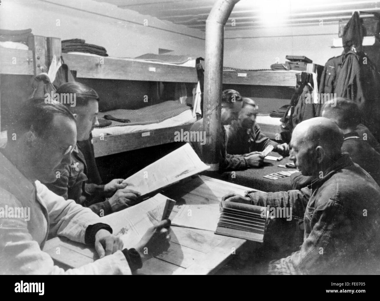 Le tableau de la propagande nazie montre des membres de la Wehrmacht allemande qui passent leur temps libre dans une salle d'équipe de bunker sur le mur de l'Atlantique. La photo a été prise en février 1944, lieu inconnu. Des constructions comme celles-ci et d'autres fortifications, des institutions de défense et des bunkers avaient été construits le long du mur de l'Atlantique pour la défense contre les alliés. Fotoarchiv für Zeitgeschichtee - PAS DE SERVICE DE VIREMENT - Banque D'Images