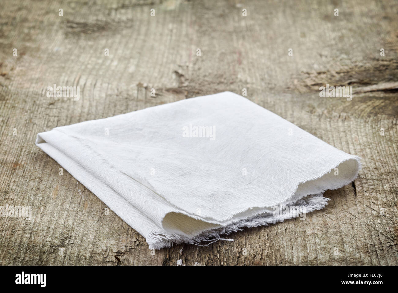 Serviette en coton blanc sur la vieille table en bois Banque D'Images