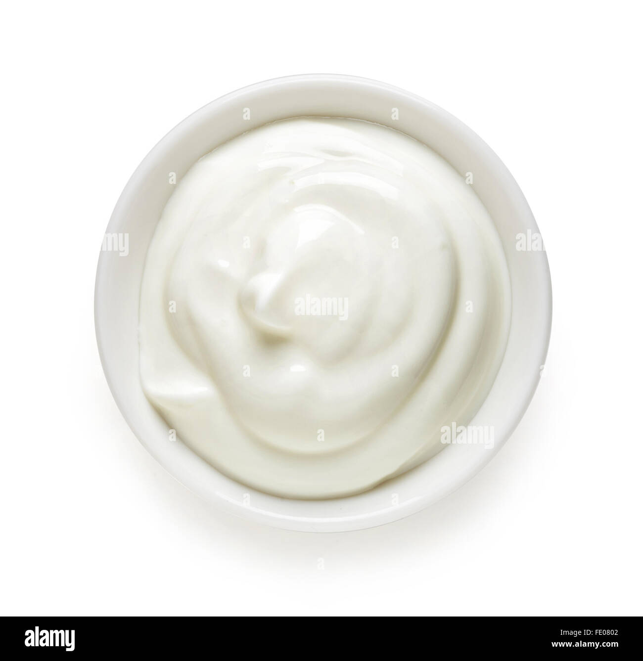 Bol de crème sur fond blanc, vue du dessus Banque D'Images