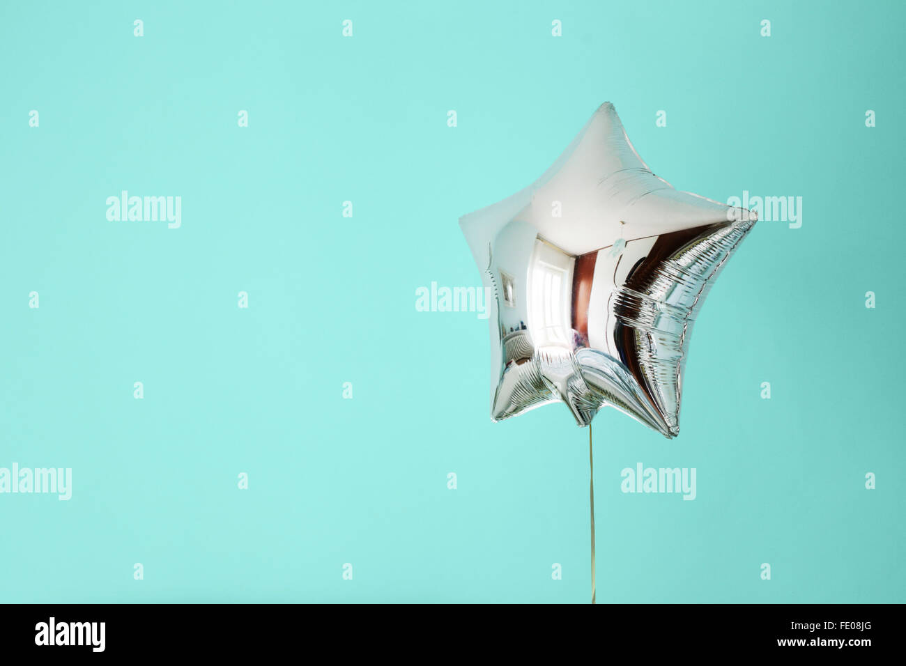 Ballon étoile de succès sur fond coloré. Banque D'Images