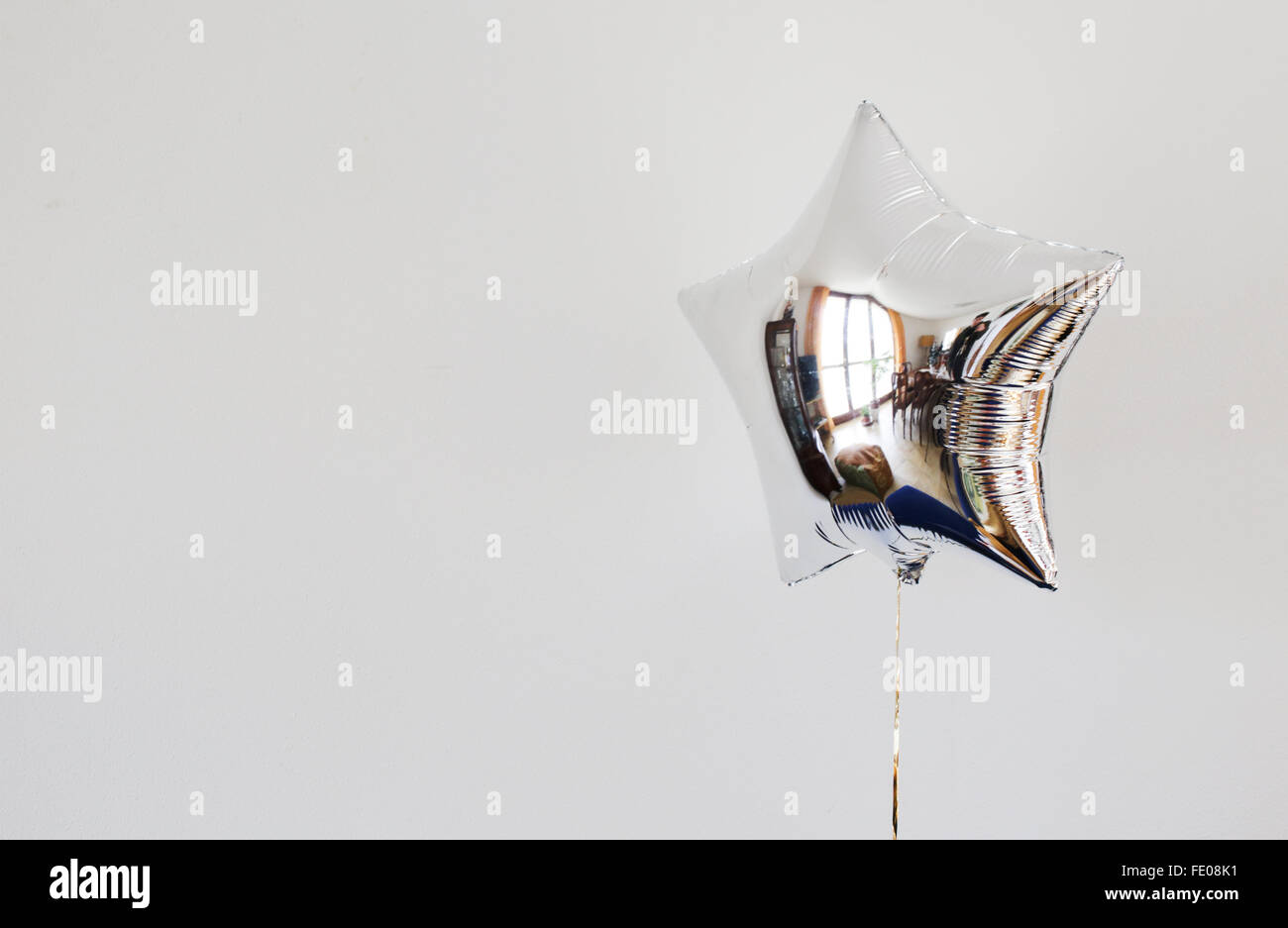 Ballon étoile de succès sur fond coloré. Banque D'Images