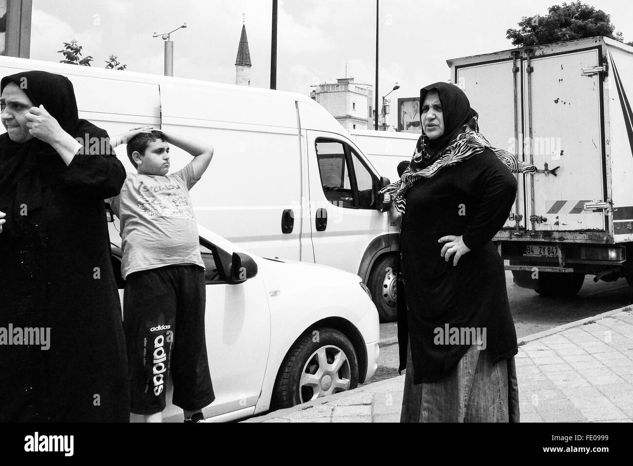 'Istanbul, Turquie - Juillet 18,2014 : famille mousseline paresseux en attente dans la circulation chaotique Istanbul' Banque D'Images