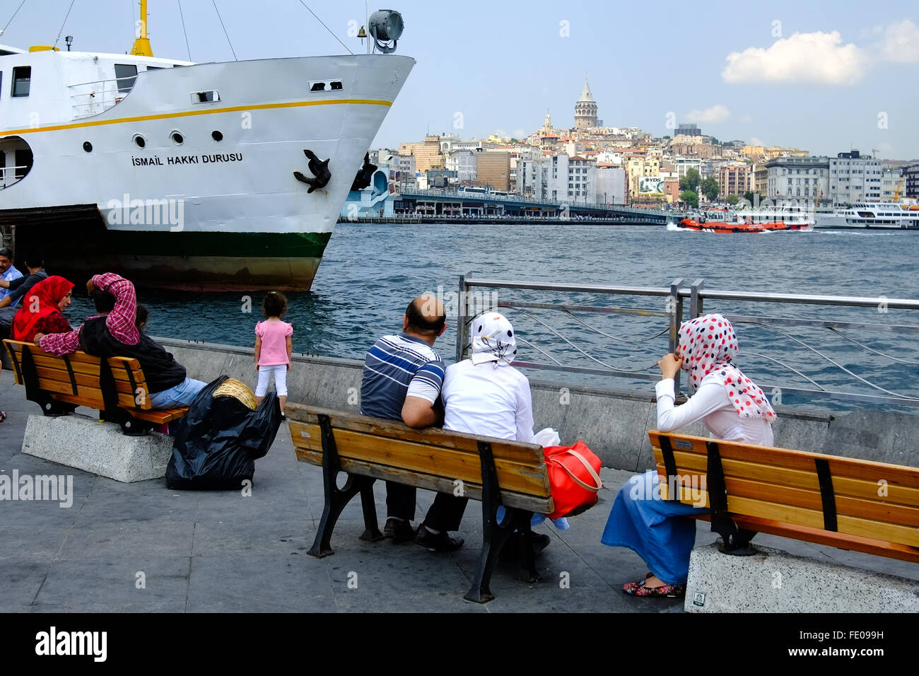 'Istanbul, Turquie - Juillet 18,2014 : Cloudy Day avis de certaines personnes de regarder un voile de mousseline et de parler eux-mêmes" Banque D'Images
