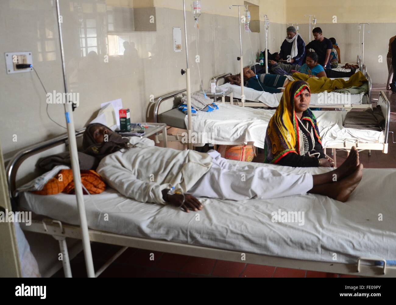 Allahabad, Uttar Pradesh, Inde. 3, 2016. Allahabad : patient atteint de cancer à traiter à Kamla Neharu cancer research centre à la veille de la journée mondiale contre le cancer à Allahabad, Journée mondiale contre le cancer est marquée le 4 février pour accroître la sensibilisation du cancer et d'encourager la prévention, la détection, et le traitement. Journée mondiale contre le cancer a été fondée par l'Union Internationale Contre le Cancer (UICC) à appuyer les objectifs de la Déclaration mondiale contre le cancer, écrit en 2008. L'objectif principal de la Journée mondiale contre le cancer est de réduire significativement la mortalité et la morbidité causées par le cancer en 2020. © ZUMA Press, Inc./ Banque D'Images