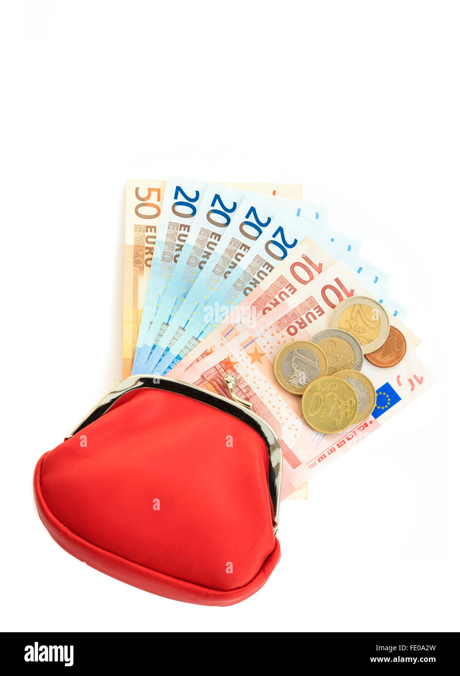 Porte-monnaie rouge contenant cinquante, vingt, dix billets d'euros avec  quelques pièces de la zone euro isolées sur un fond blanc Uni d'en haut.  Europe Photo Stock - Alamy