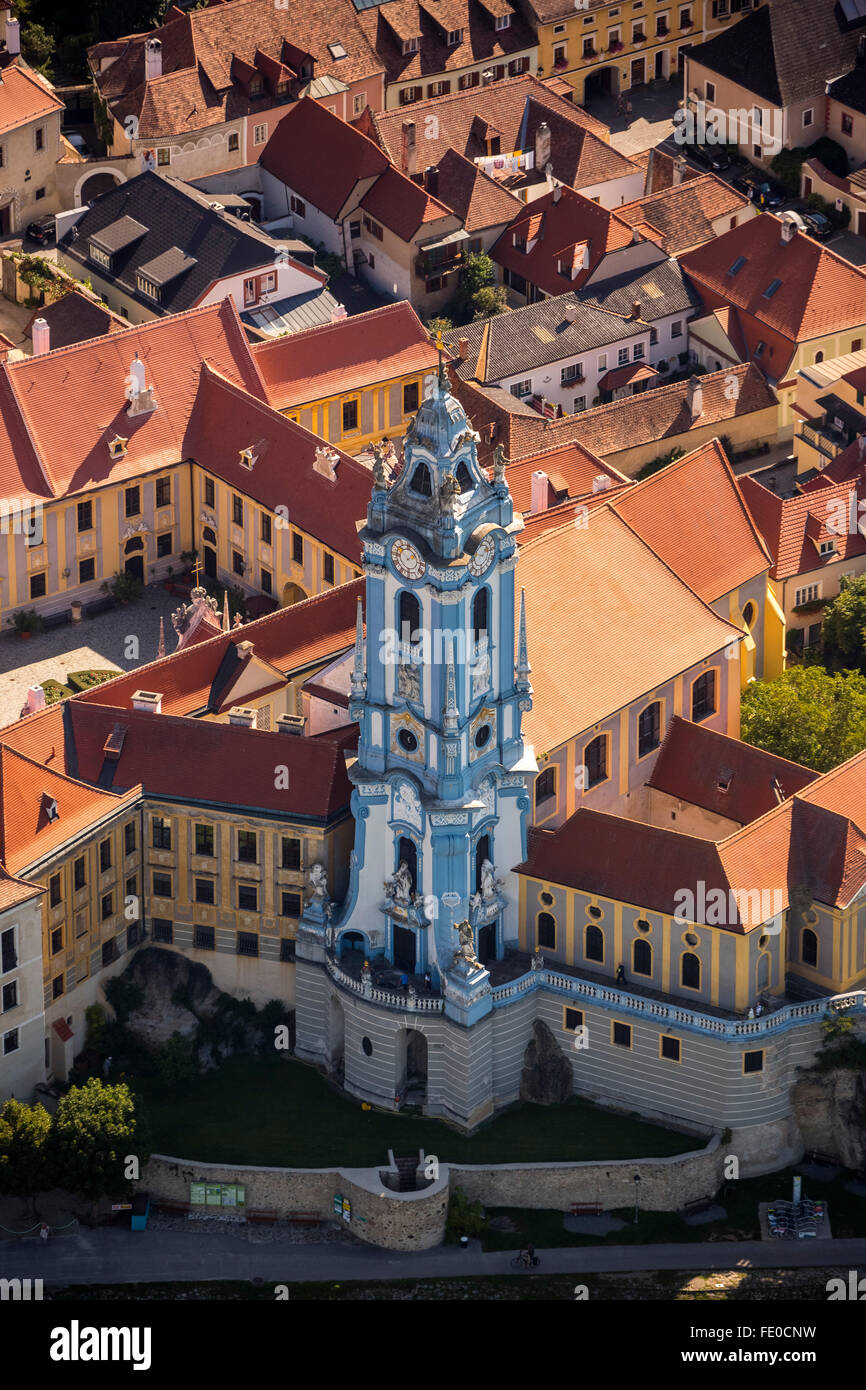 Vue aérienne, Dürnstein, ancien monastère église avec une coloration bleu-blanc, Dürnstein, Basse Autriche, Autriche Europe, antenne Banque D'Images
