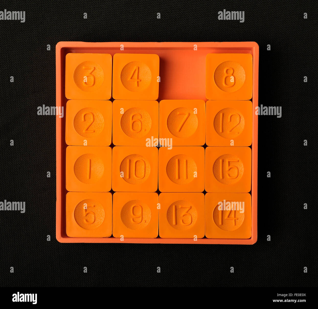 Jeu de puzzle coulissant poche quinze couleur orange sur fond sombre Banque D'Images