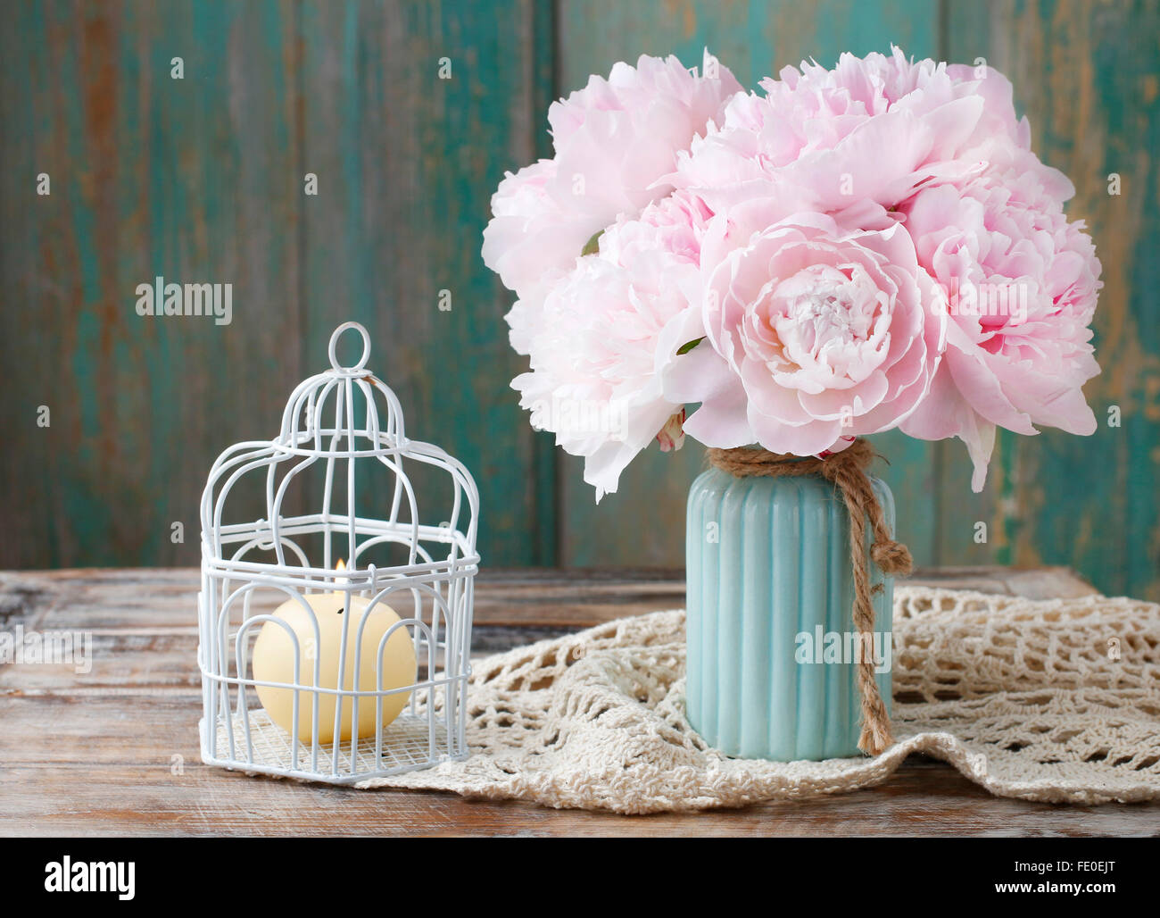 Bpuquet de pivoines rose en vase en céramique Banque D'Images