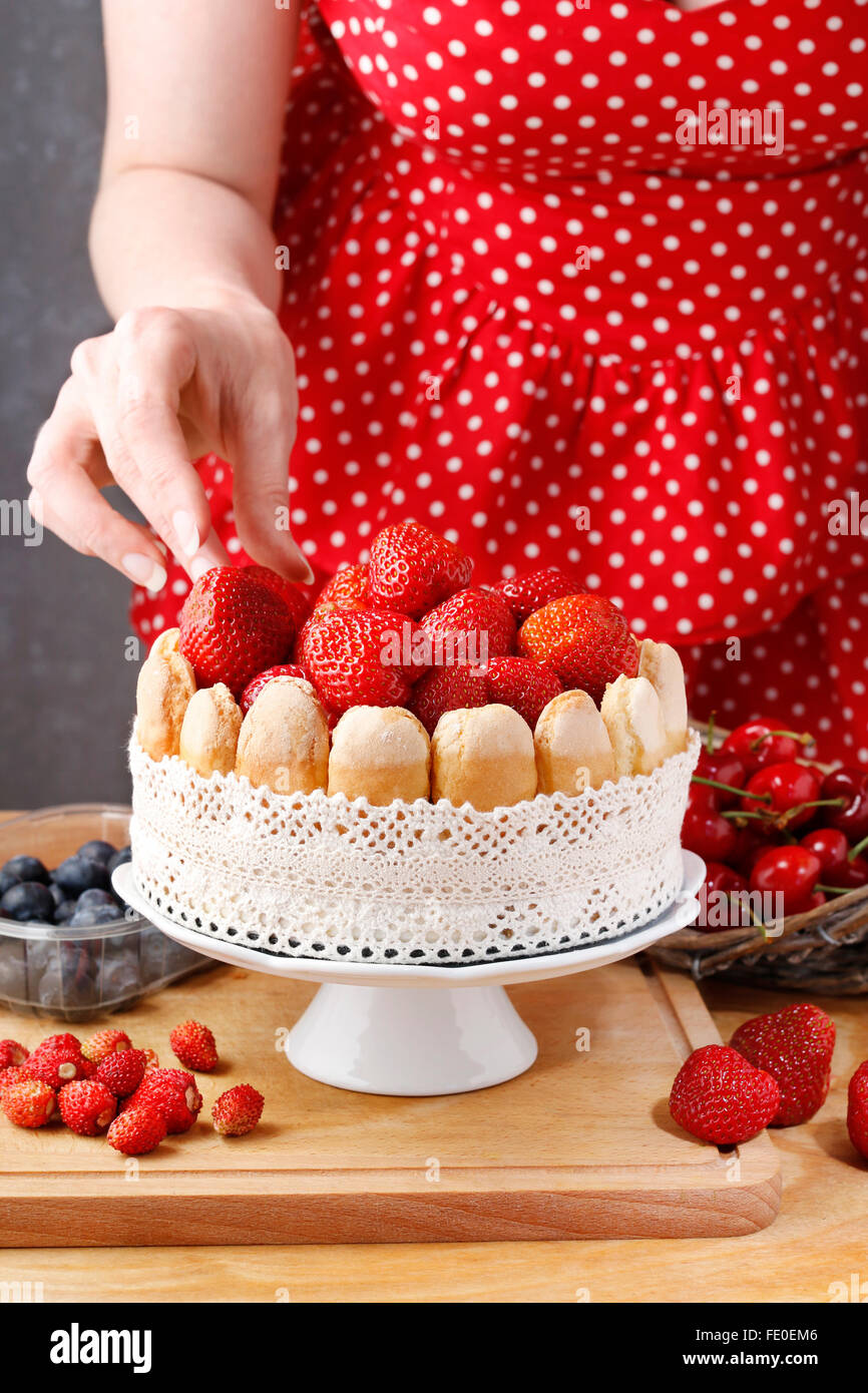 La Decoration De Gateau D Ete Femme Avec Des Fruits Sur Ceramique Cake Stand Photo Stock Alamy
