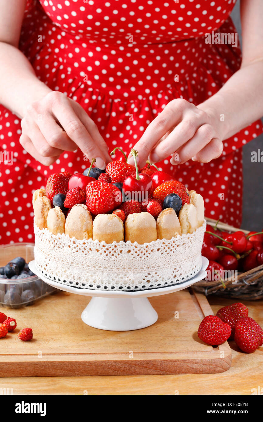 La Decoration De Gateau D Ete Femme Avec Des Fruits Sur Ceramique Cake Stand Photo Stock Alamy