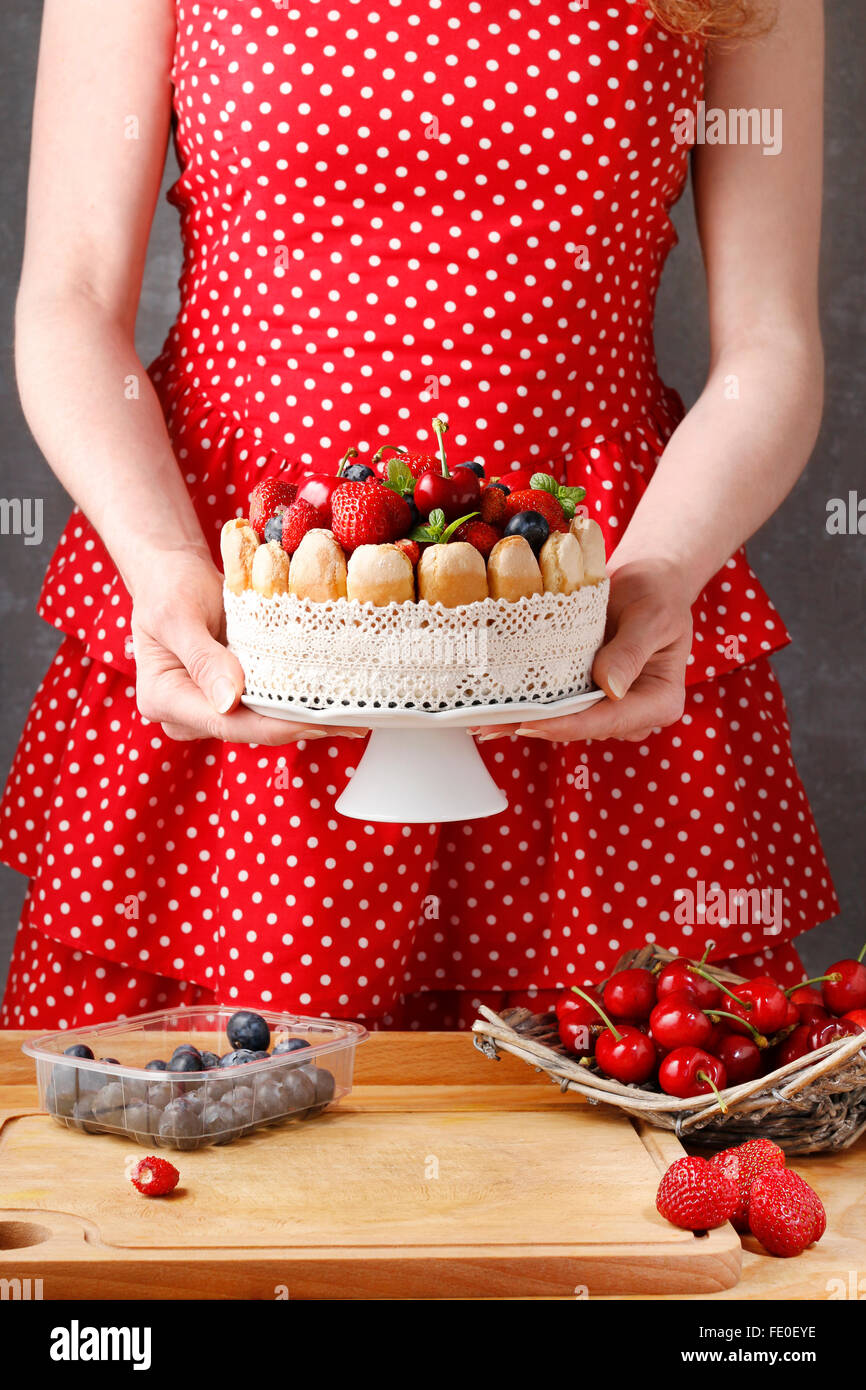 La Decoration De Gateau D Ete Femme Avec Des Fruits Sur Ceramique Cake Stand Photo Stock Alamy