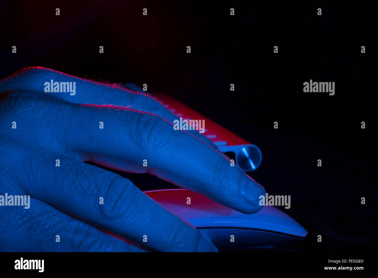 La main de l'homme planant au-dessus d'Apple Magic Mouse Banque D'Images