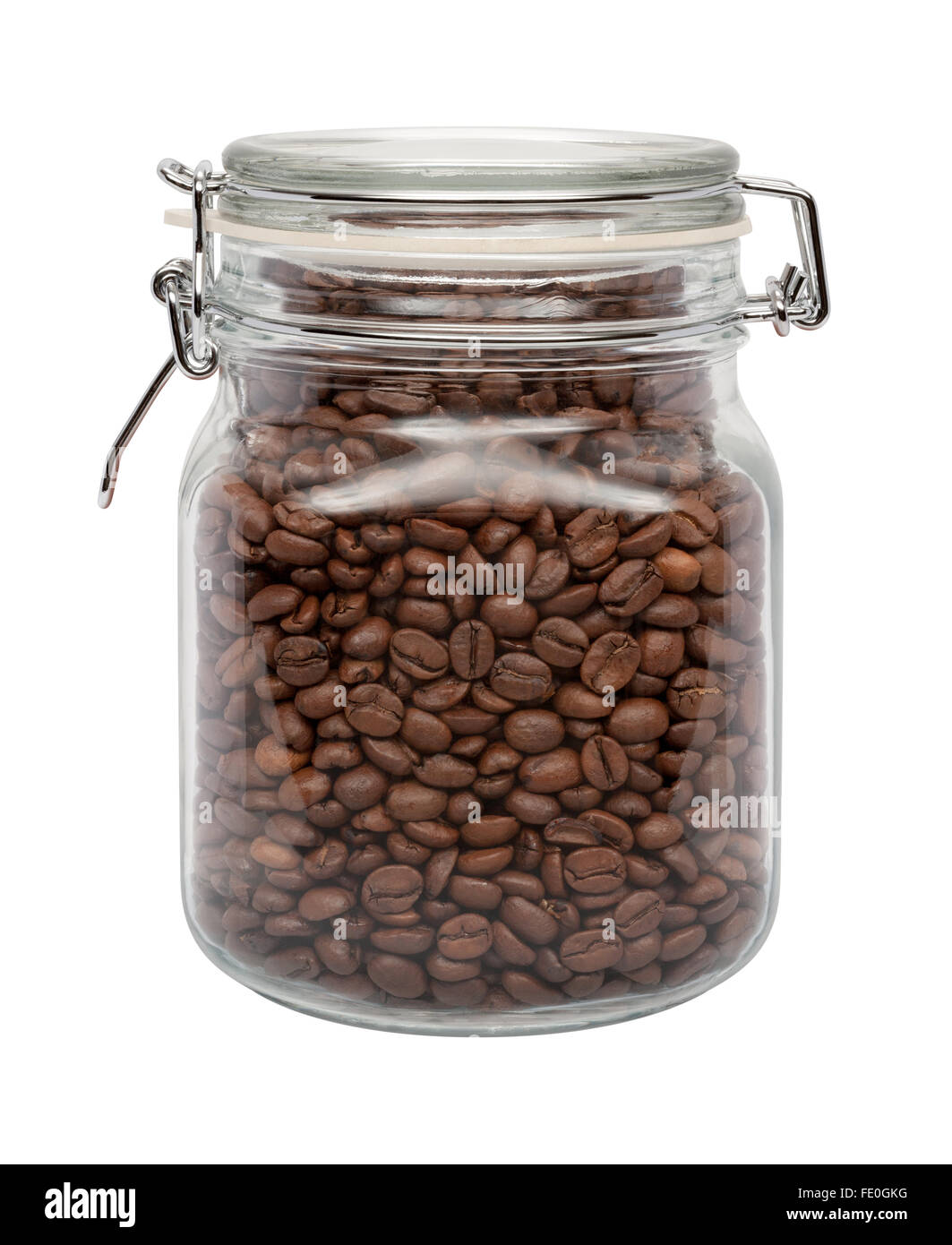 Grains de café dans un verre bouteille avec un collier métallique. L'image est un coupé, isolé sur un fond blanc. Banque D'Images