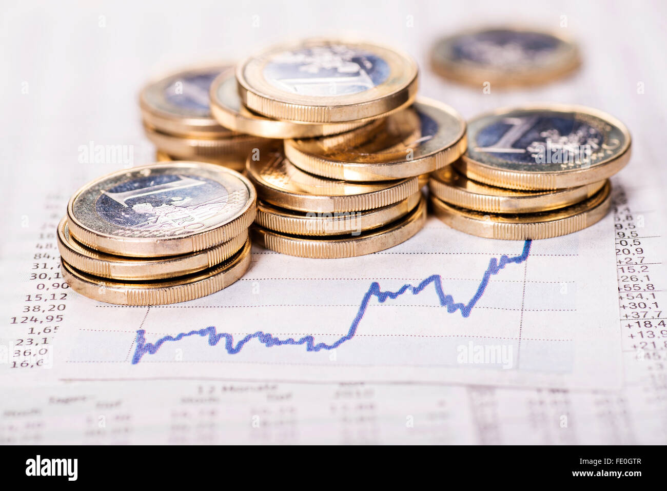 Pièces de monnaie et une courbe croissante avec diagramme Banque D'Images