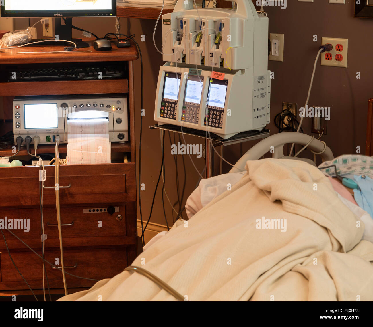 Femme enceinte au lit d'hôpital avec la surveillance de jumeaux Banque D'Images