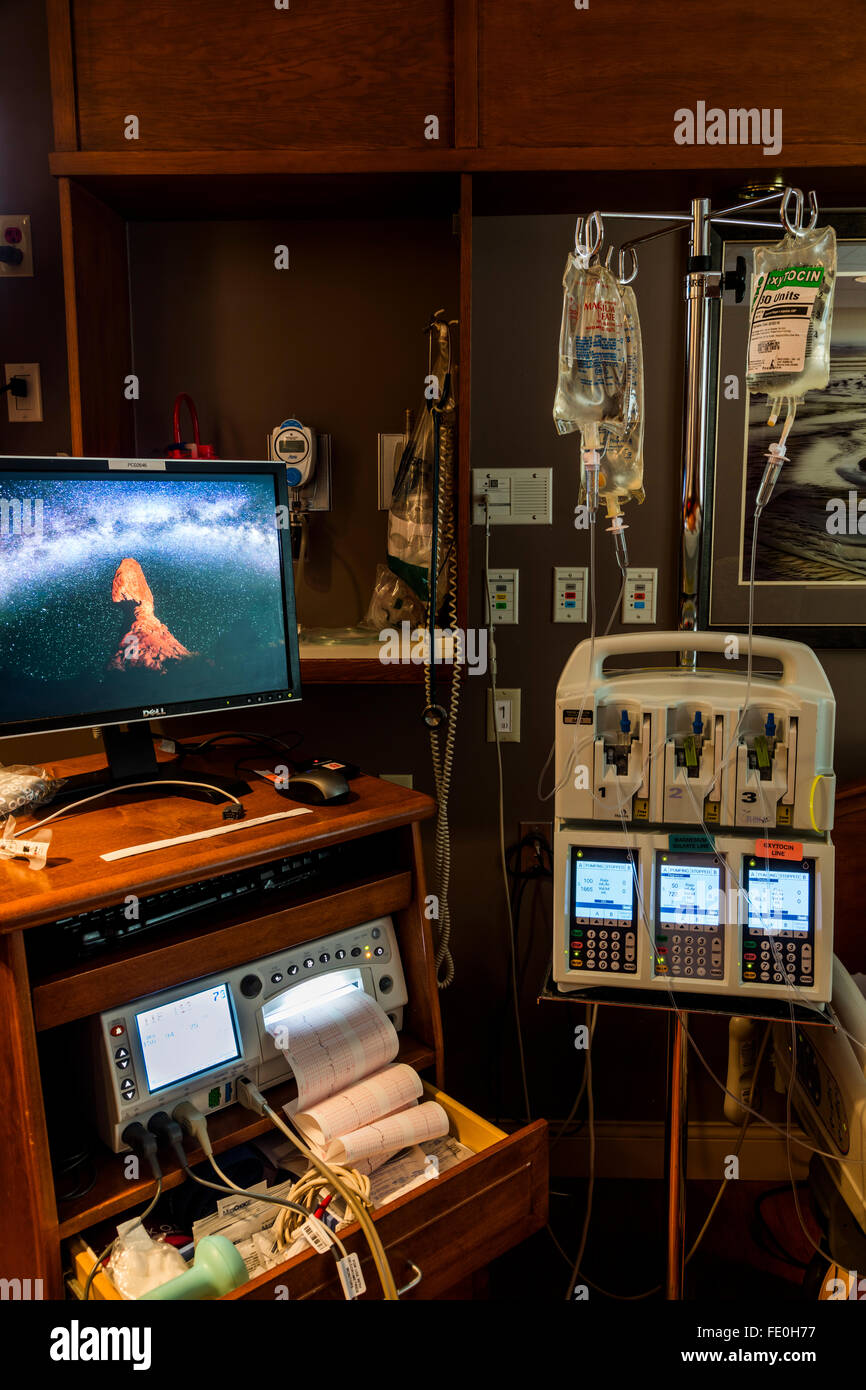 L'équipement pour le contrôle de fluides intraveineux, battements cardiaques, et de la pression artérielle à l'hôpital de maternité Banque D'Images