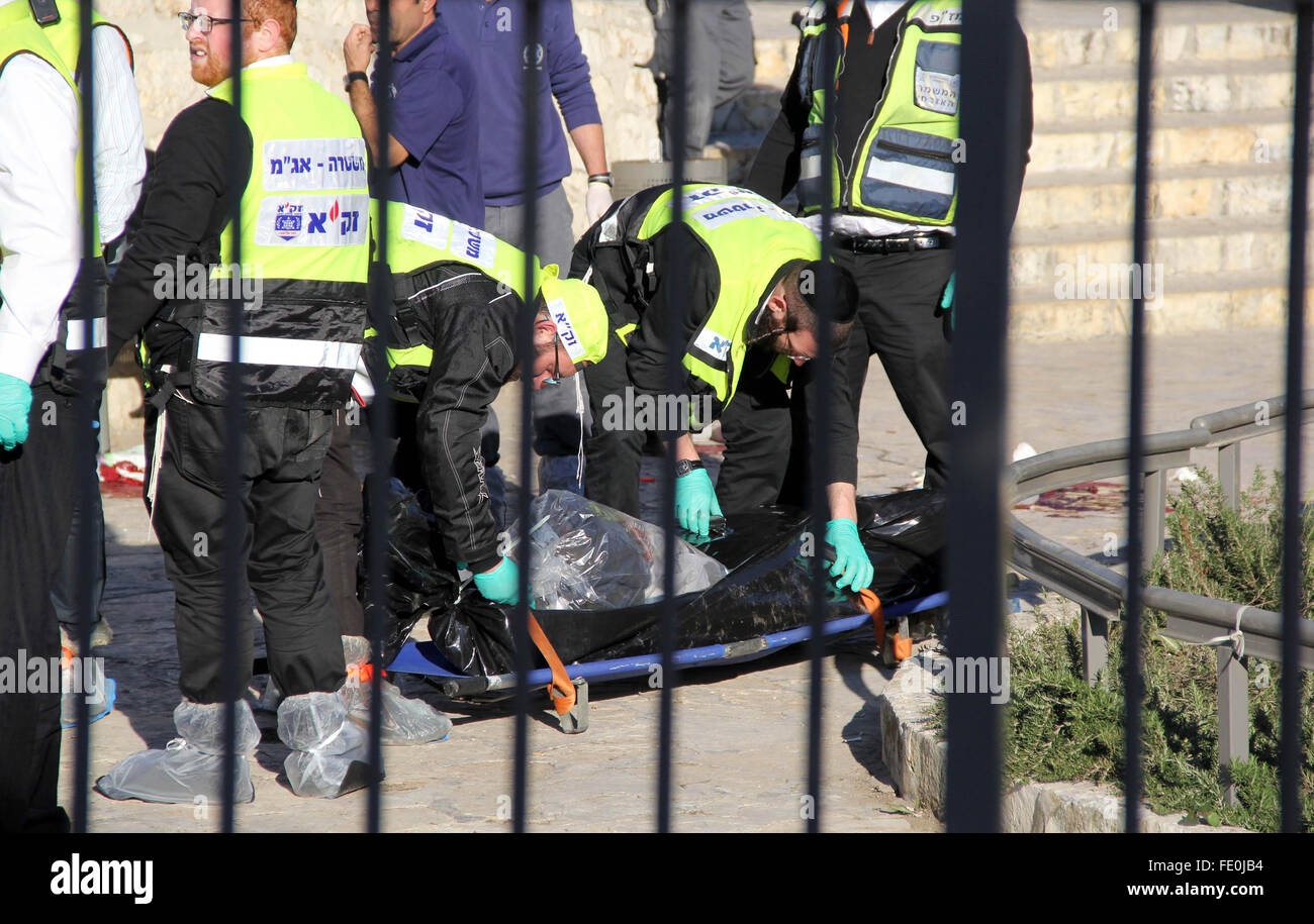 Jérusalem, Jérusalem, territoire palestinien. 3, 2016. Juifs ultra-orthodoxes bénévoles Zaka transporter les corps de deux des assaillants palestiniens qui ont été tués à la suite d'une attaque à la Porte de Damas, une entrée principale de la vieille ville de Jérusalem le 3 février 2016. Trois Palestiniens armés d'une arme à feu, de couteaux et d'explosifs ont attaqué la police israélienne à l'extérieur de la vieille ville de Jérusalem, faisant au moins deux femmes policiers grièvement blessé et les assaillants abattu, la police et les infirmiers dit Crédit : Mahfouz Abu Turk/APA/Images/fil ZUMA Alamy Live News Banque D'Images