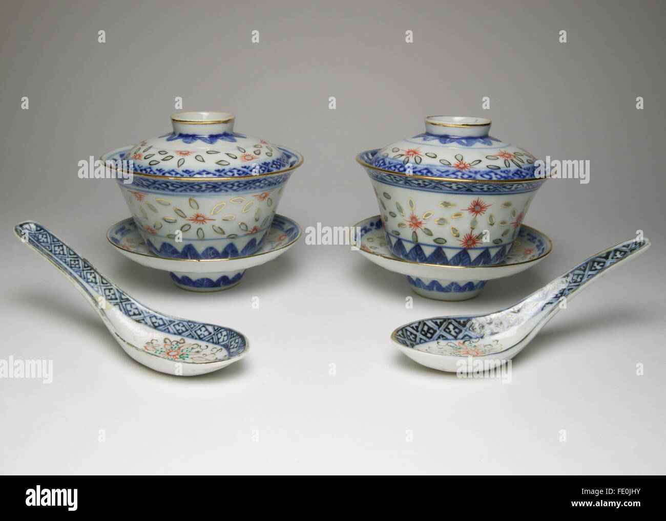 2 Vintage porcelaine chinoise "Grain de riz" bols tasses, soucoupes, et  cuillères. Les bols mesure 11 cm de diamètre et de 6 cm Photo Stock - Alamy