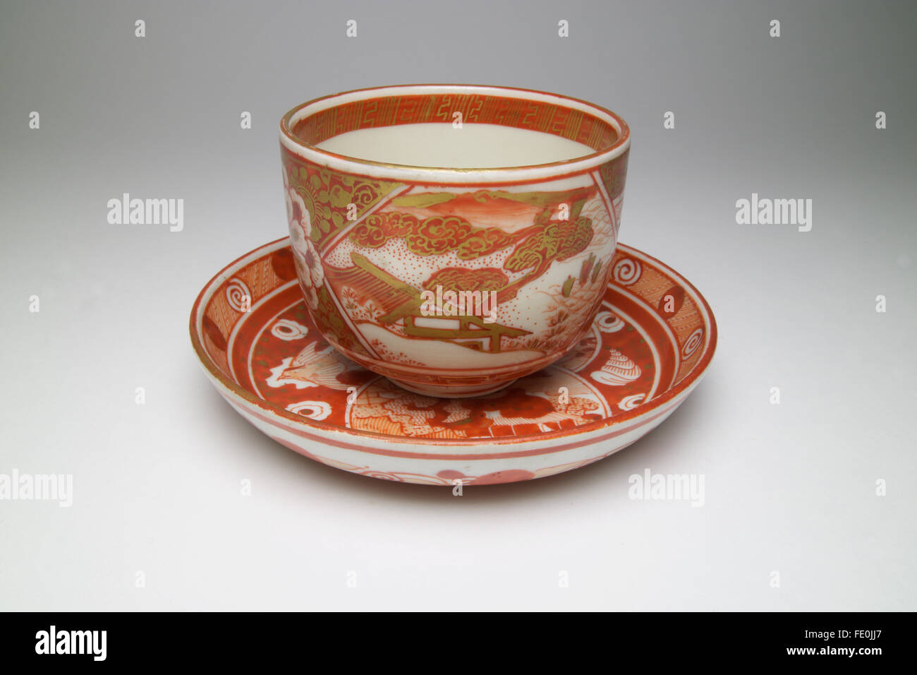 Kuntani japonais antique poterie Bol à thé et soucoupe panneaux peints de paysages, d'oiseaux et fleurs, faite vers 1900. Le bol Banque D'Images