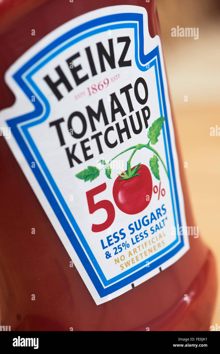 50 % de sucre en moins sur l'étiquette d'une bouteille de ketchup Heinz Banque D'Images