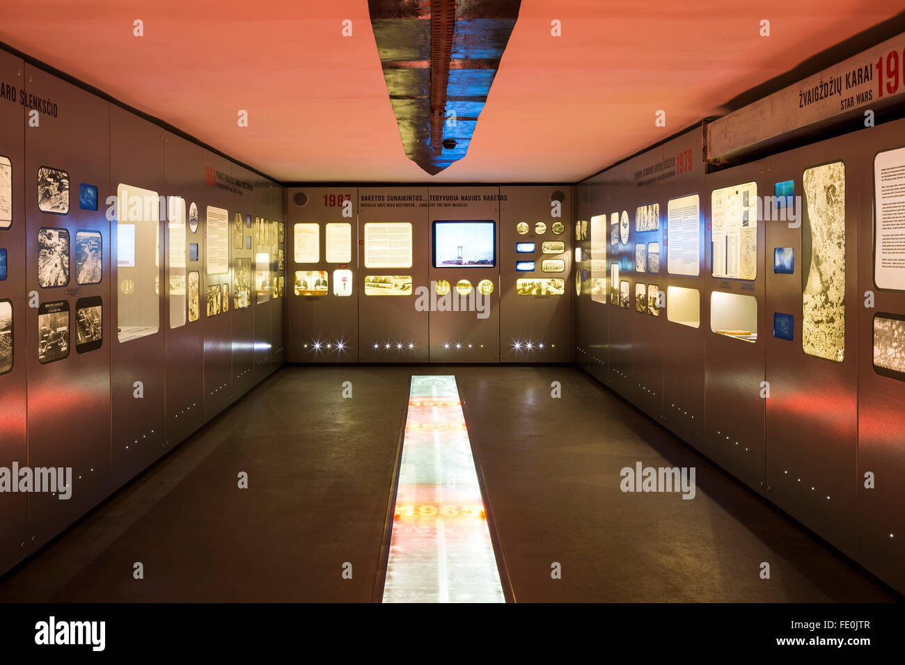Intérieur de l'ancienne base de missiles nucléaires soviétiques, maintenant Musée canadien de la guerre froide, à Plokstine, la Lituanie. Banque D'Images