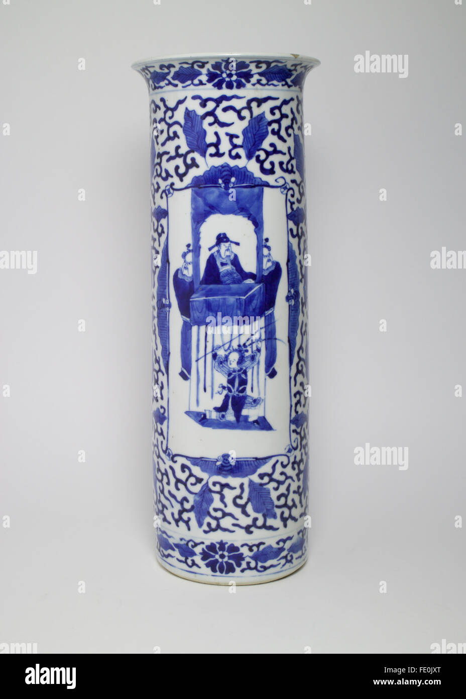 Grand chinois antique vase en porcelaine bleu et blanc avec deux panneaux peints de figures l'observation d'un enfant effectuer Banque D'Images