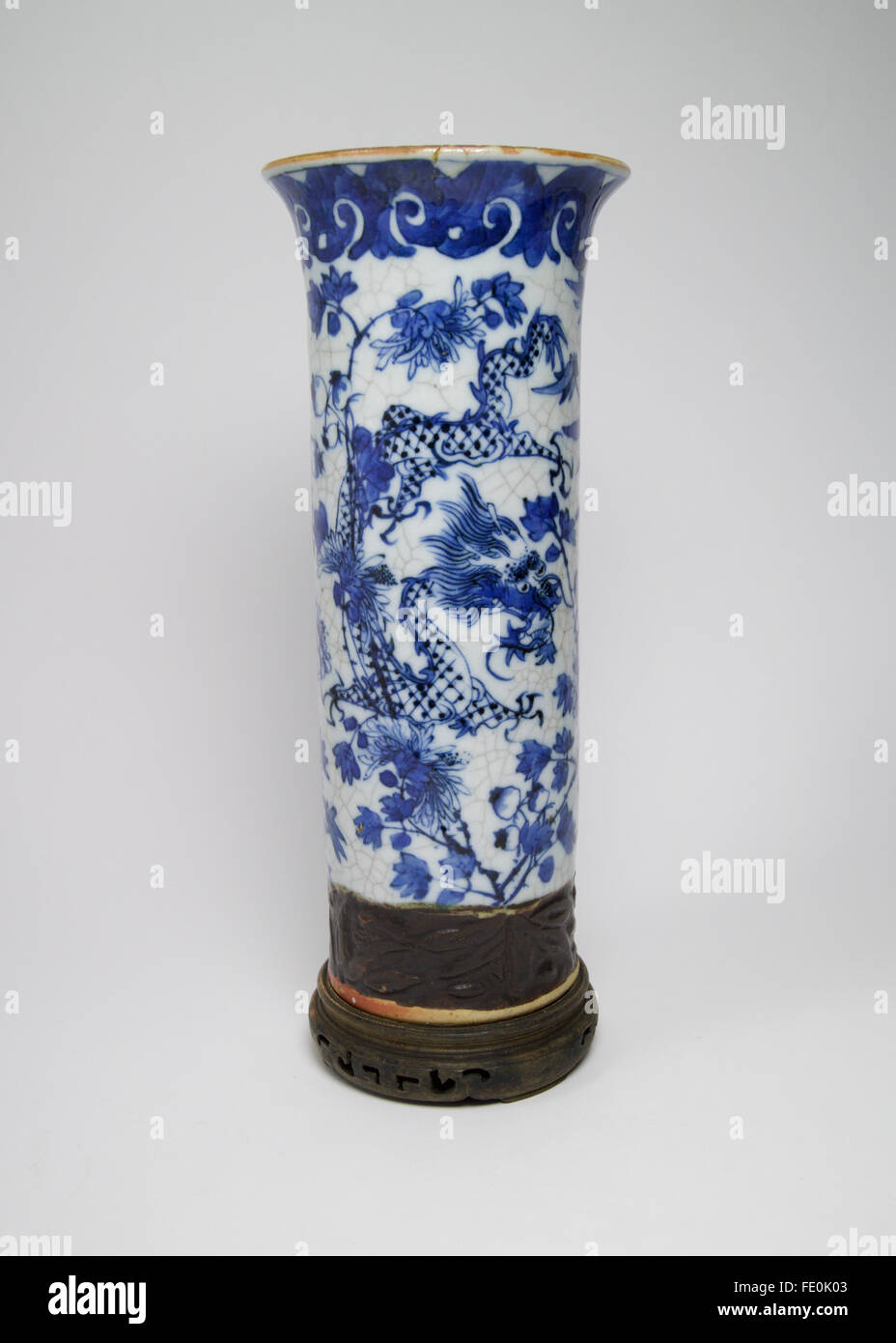 Chinois Vintage porcelaine bleu et blanc à dragonvase et support en bois. Banque D'Images