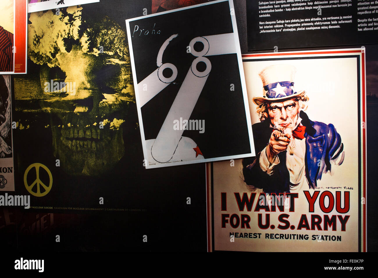 Affiches de propagande sur l'affichage à l'Plokstine Site de missiles nucléaires, maintenant Musée canadien de la guerre froide, la Lituanie. Banque D'Images