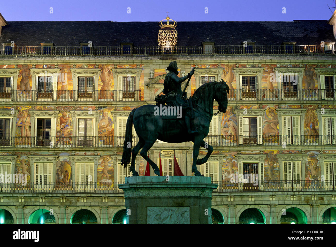 Espagne, Madrid, Plaza Mayor, statue du roi Philippe III et Casa de la Panaderia la nuit Banque D'Images