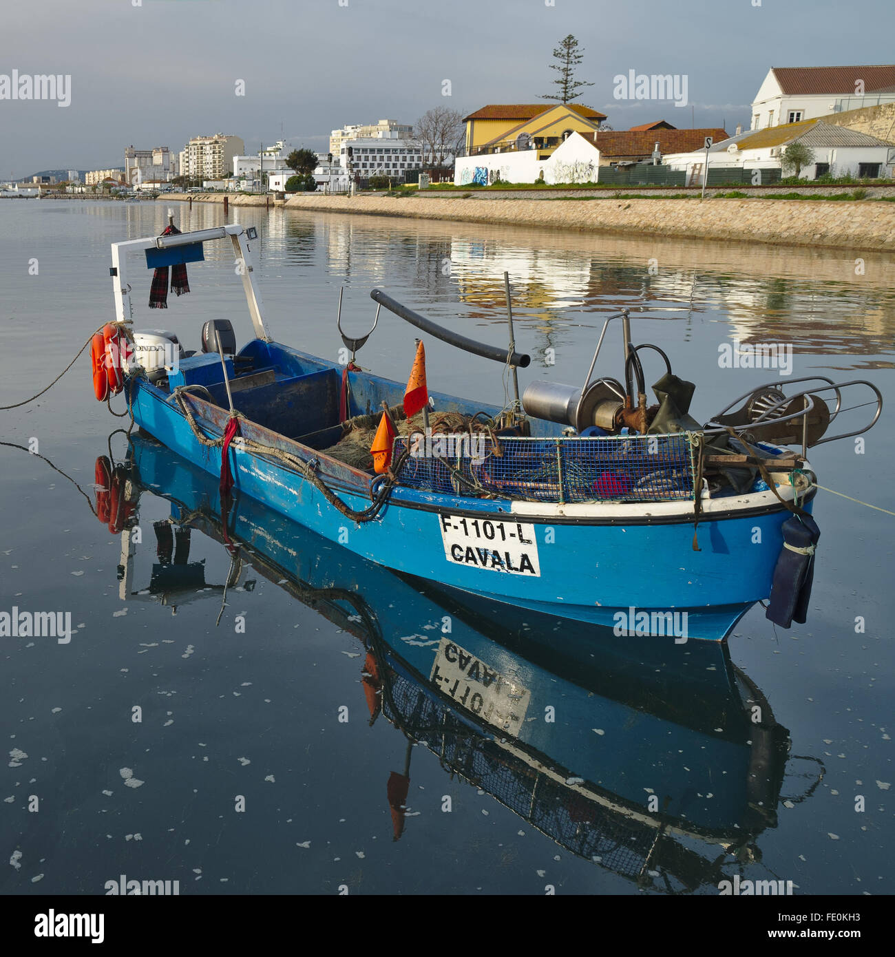 Bateau de pêche amarré à Faro, Algarve, Portugal. Banque D'Images