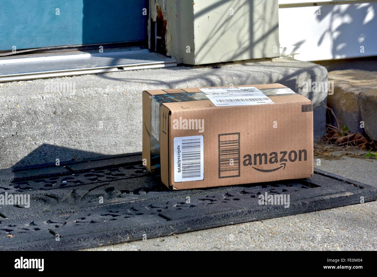 Boîte Amazon principale livrée dans un porche résidentiel. Amazon propose  une livraison gratuite aux membres principaux Photo Stock - Alamy