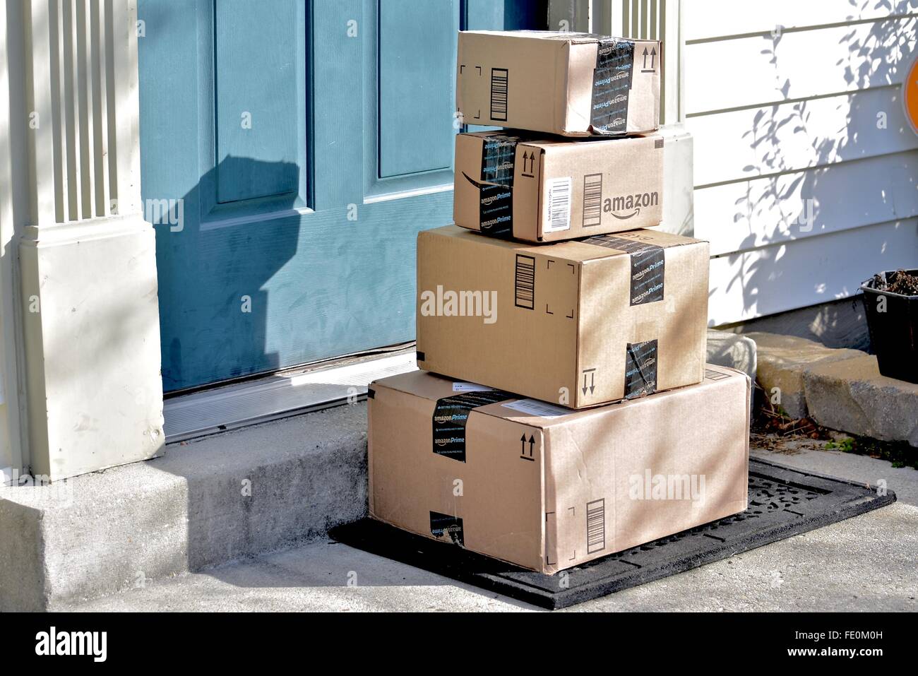 Amazon boîtes livrées à un premier accueil Banque D'Images