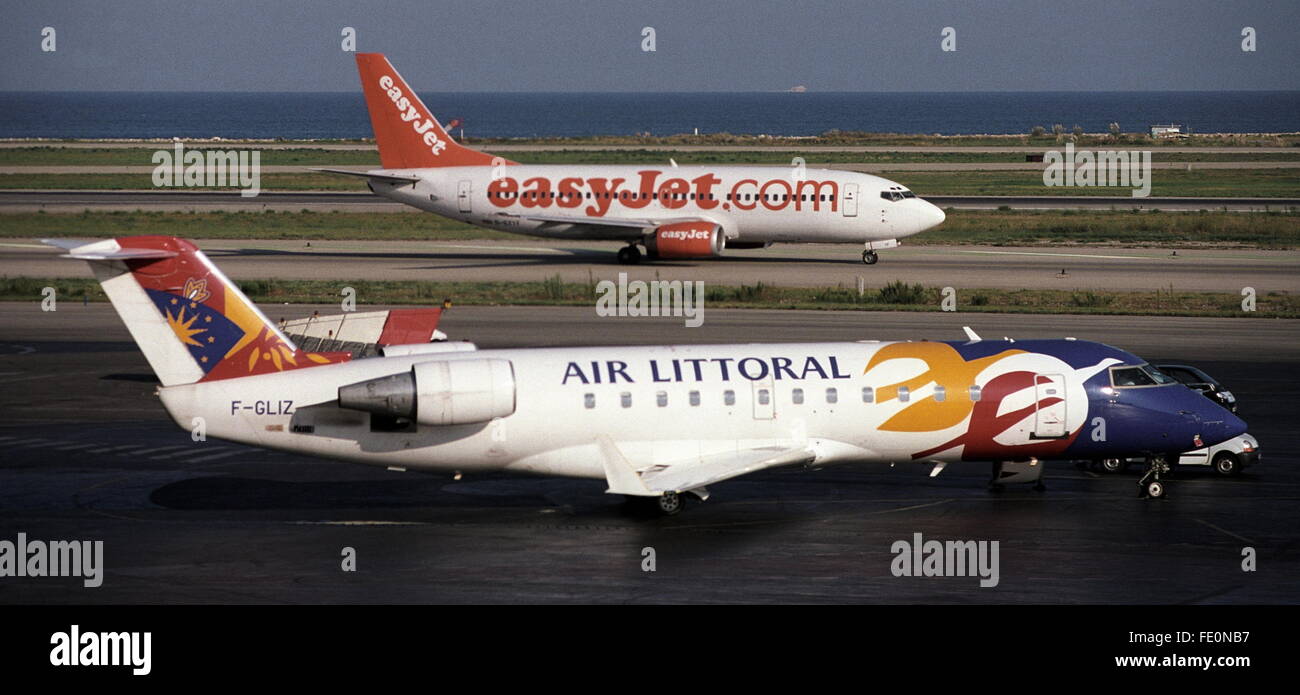 AJAXNETPHOTO. 2003.NICE, FRANCE. - Côte D'AZUR AIRPORT - UN EASY JET JET TAXIING PASSAGERS AU TERMINAL AVEC UN AIR LITTORAL FRANÇAIS JET RÉGIONAL déjà protégées. PHOTO:JONATHAN EASTLAND/AJAX REF:CD22609 1 2 Banque D'Images