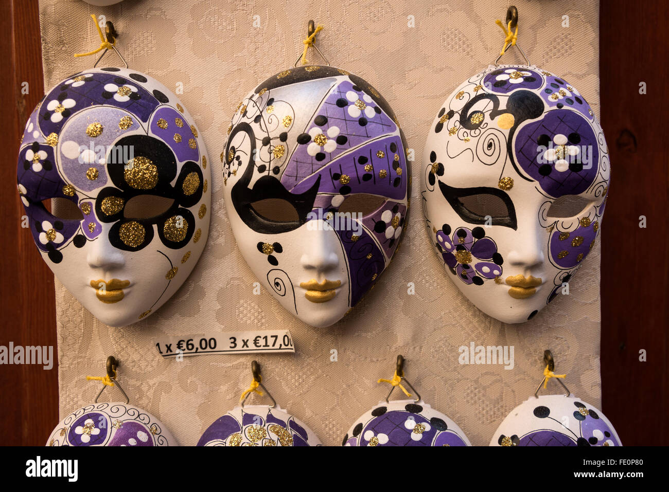 Une sélection de masques décoratifs vénitiens dans un magasin de fabrication de masques fait à la main/studio d'art appelé ‘CA’ Macana’ dans une rue étroite, nommée Dorsoduro, in Banque D'Images